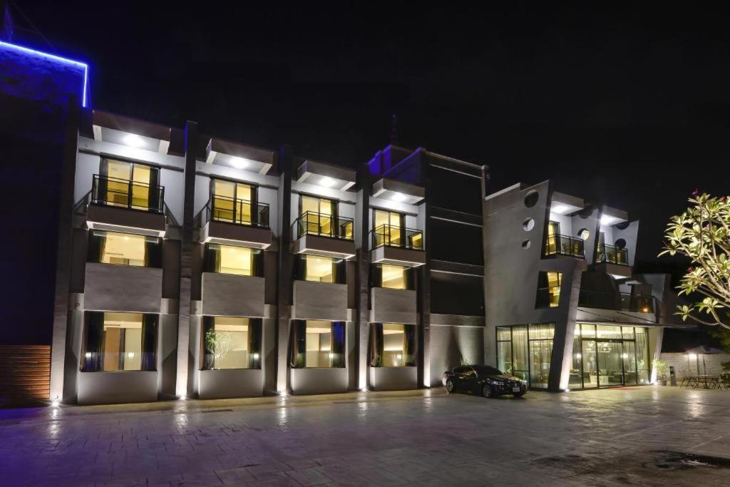 M Hotel Caotun Bagian luar foto