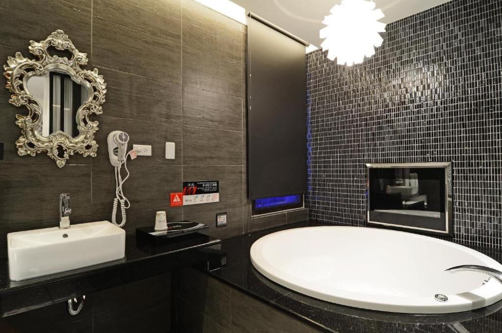M Hotel Caotun Bagian luar foto